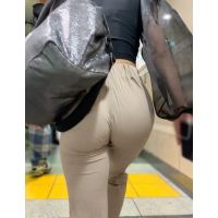 《唯一無二のパーティードレス！生尻感に度肝を抜かれた極上美女》 