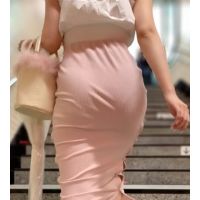 《立派なお尻！ムニュッと感と丸見えPラインが最高なセレブOL》 
