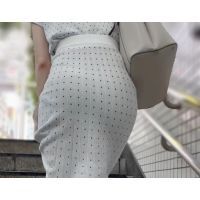 《清楚系美女!美尻を大胆に浮かび上がらせるドットワンピース》