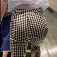 《どうしても揺れちゃう!左右の尻肉がパーフェクトな極上美女》