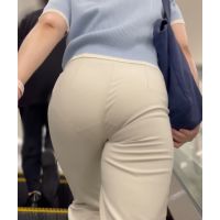 《ばっちりフルバックパンティー！むっちり巨尻に接写》 