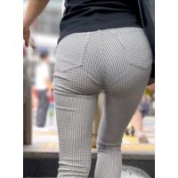 《スゲ〜お尻だ！極上キャリアウーマンの透け透けパンツスタイル》 