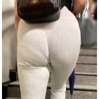 《強烈なスウェットパンツ!超ド級の美巨尻を見せつける》