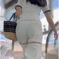 《ハーフバックショーツの極み！ハミ出し過ぎな肉尻も揺れまくる》 