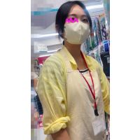 【働く女性の胸ちら ver.2】 〜日用品店で働くド真面目な女子大生の胸ちら〜