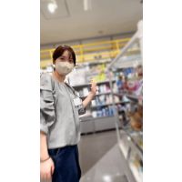 【働く女性の胸ちら ver.5】〜雑貨屋で働く肩出し美女の胸ちら〜