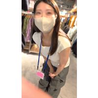 【働く女性の胸ちら ver.3】 〜スポーツ用品店で働く純白美女の胸ちら〜