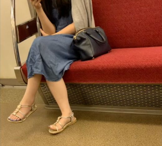 【動画】サンダル女子が電車で足組み gallery photo 2