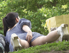 公園パンチラ１４　気になるパンティーの食い込みをカレシの横でこっそりお直し&#9825;