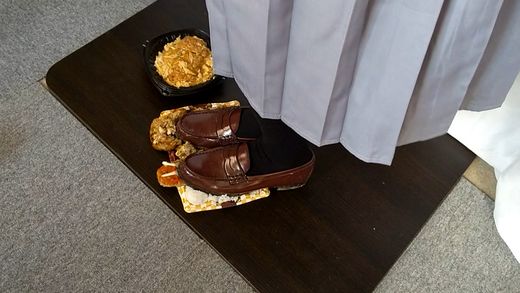 7-5　制服ローファーで足元のハンバーグ弁当とかつ丼に気付かず踏み潰してしまう　お得セット gallery photo 2