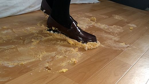 7-6　制服ローファーで床に落ちたサプライズのケーキをそのまま踏みつけてしまう 足元アップVer. gallery photo 3