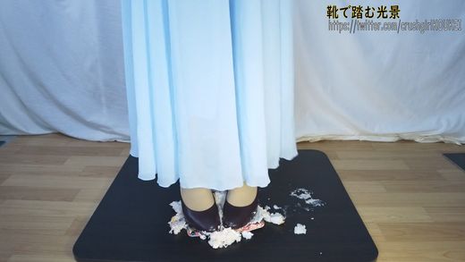 9-8　清楚なパンプスでサーモンのお寿司を踏みにじって遊ぶ gallery photo 1