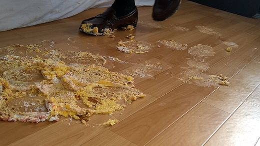 7-6　制服ローファーで床に落ちたサプライズのケーキをそのまま踏みつけてしまう 足元アップVer. gallery photo 2
