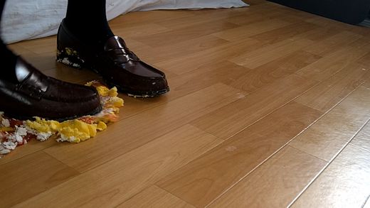 7-6　制服ローファーで床に落ちたサプライズのケーキをそのまま踏みつけてしまう 足元アップVer. gallery photo 1