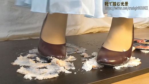 9-8　清楚なパンプスでサーモンのお寿司を踏みにじって遊ぶ gallery photo 3