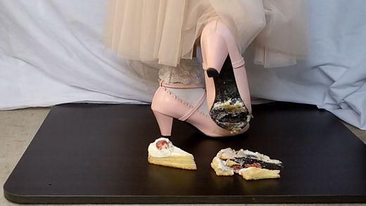 6-4　お姫様のようなかわいい靴で可愛いショートケーキを踏み潰す gallery photo 2