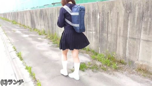 通学路で茶髪じぇーしぃーちゃん撮影会。強引にスカートめくらせてブルマ撮影。 gallery photo 1