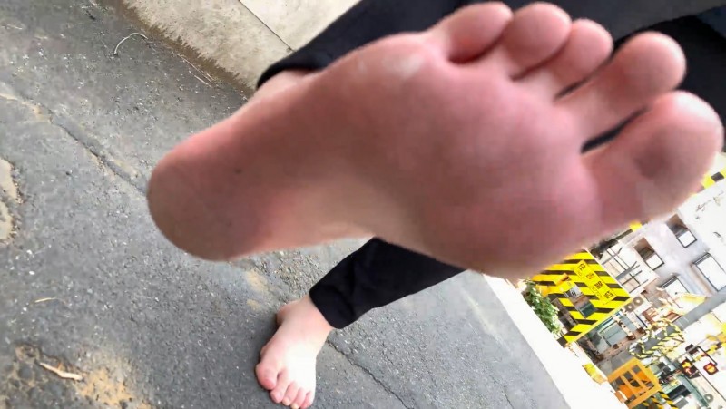 第69弾！裸足で初夏の街中を歩く女性 その1