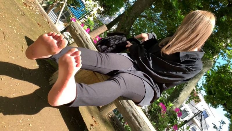 第69弾！裸足で初夏の街中を歩く女性 その2