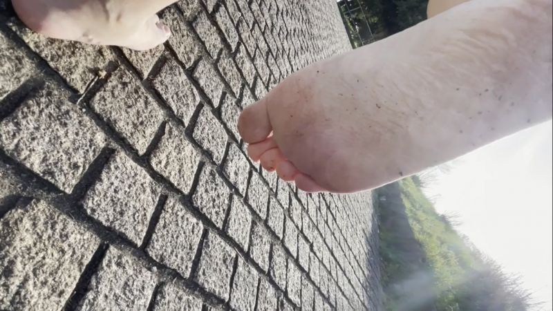第68弾！裸足で春先の公園を歩く女性 その1