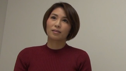 33歳の人妻が旦那さんの目の前で膣奥を突かれ喘ぎまくって何度も絶頂