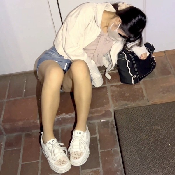 Gcolle 真面目系トー横 パンチラ防止の黒パンを剥ぎ取ると..大人顔負けの生意気パンティ 未完成の若裸 79gkore.mp4 984332