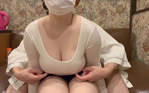 【個人撮影】19歳Iカップ女子大生にノーブラヒートテック着せてヌルヌルローション乳揉み gallery photo 1