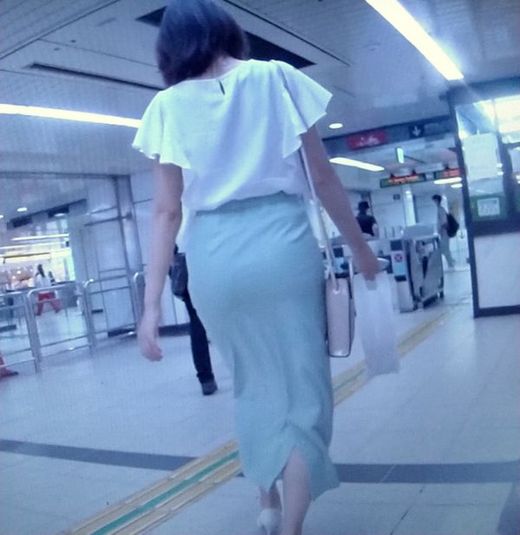 清楚系の美女がタイトスカート履いて歩いてるよ gallery photo 1