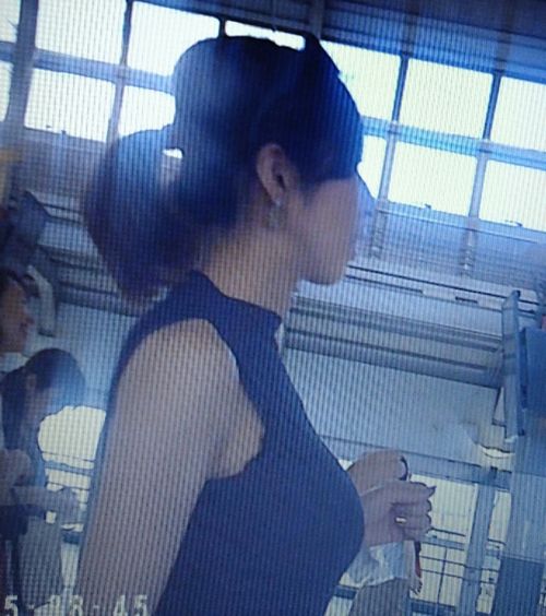 清楚女子アナ系の超絶美女が突き出た美巨乳を揺らしながら歩く姿がエロ過ぎる gallery photo 3