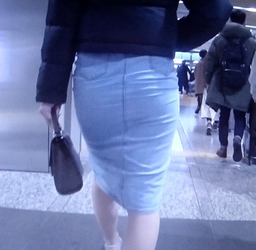 色っぽい美人お姉さんがタイトデニムスカート履いて歩いてるよ