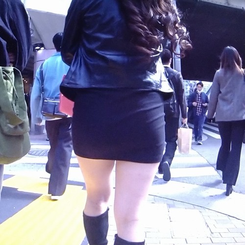 激カワセクシー美女がタイトミニスカートを履いて美巨尻ピタピタ強調させて歩いてるよ