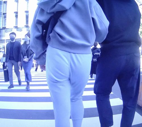 超スタイル抜群の美女がピタピタジョガーパンツ履いて超美尻を強調させて歩いてるよ gallery photo 1