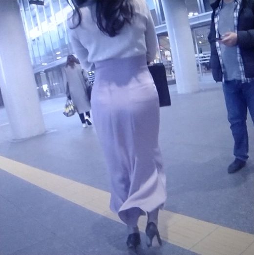 清楚系のスタイル抜群美女がタイトスカート履いてモッコリ美尻でパンパンにさせて歩いてるよ gallery photo 2