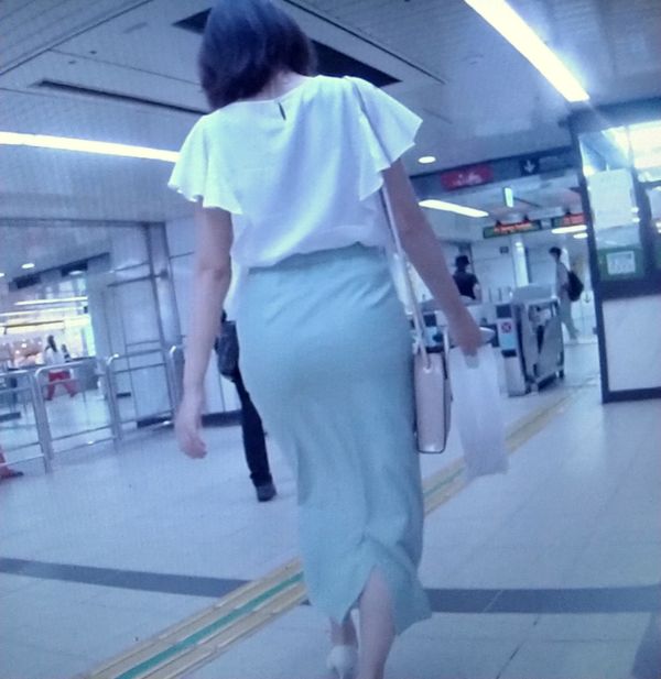 清楚系の美女がタイトスカート履いて歩いてるよ