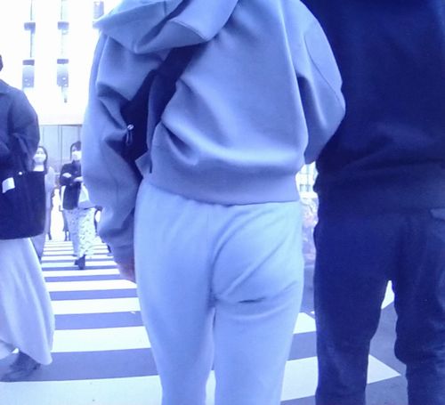 超スタイル抜群の美女がピタピタジョガーパンツ履いて超美尻を強調させて歩いてるよ gallery photo 2