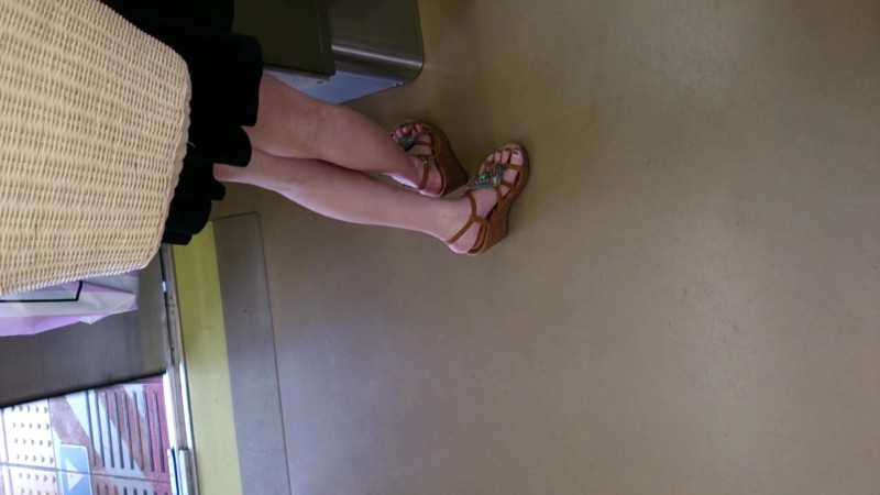 電車で見かけた女性の足