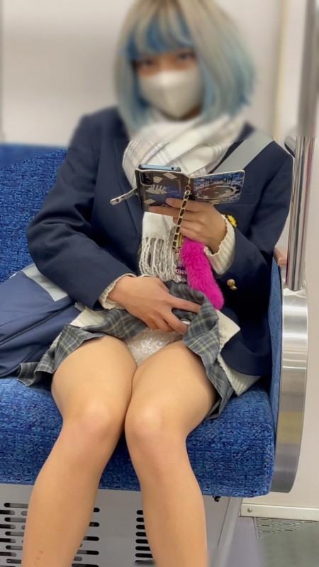 盗撮日記178 噂の地下アイドルが再び登場！！目力抜群のアニメキャラのような青髪美人J系を電車内で盗撮【完全主観31分超撮影
