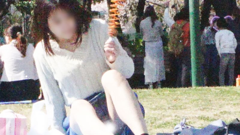 公園パンチラ１９　人混みのお花見の中で何度もパンチラしちゃった女大生