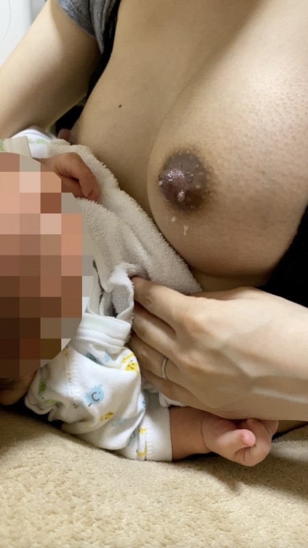 【家庭内盗撮】妻の授乳を隠し撮り横から母乳おっぱいアップで
