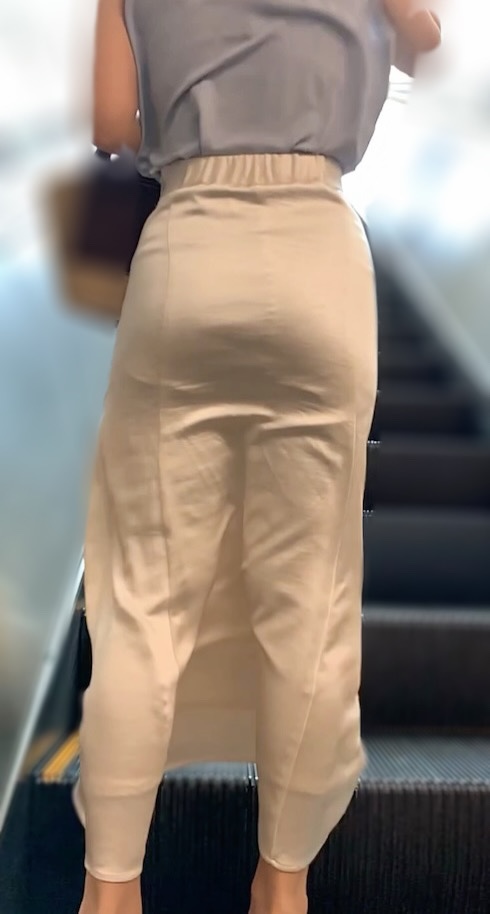 《強風で下半身が…！デカ尻がマーメイドスカートに張り付く美女》