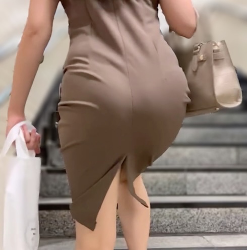 Gcolle 《絶妙なスリットが堪らない！Tバックも浮かび上がらせるセレブ美女》 988652