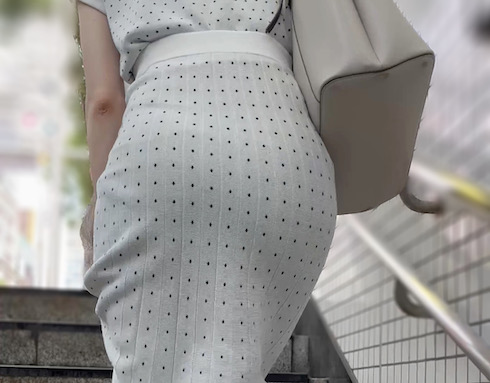 《清楚系美女！美尻を大胆に浮かび上がらせるドットワンピース》