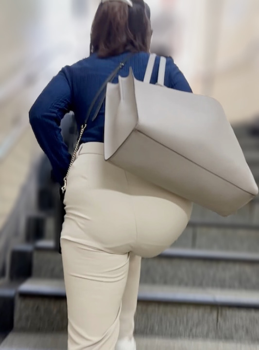 Gcolle 《クロッチがデカ過ぎる！透き通る美白美女OLのヌルヌル美巨尻》 992566