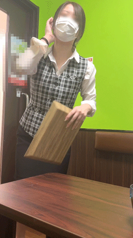 Gcolle PPV 978343 【街中のパンチラ激写vol.4】カラオケ店員さんの剛毛ハミ毛激写です。