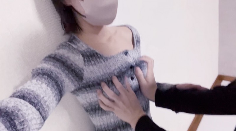 初めて投稿【顔出し】服を着たままおっぱいいじり 03:34