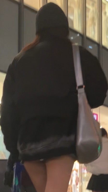 ミニスカタイトなデニムで街を歩くギャル　歩くたびに下尻が！02