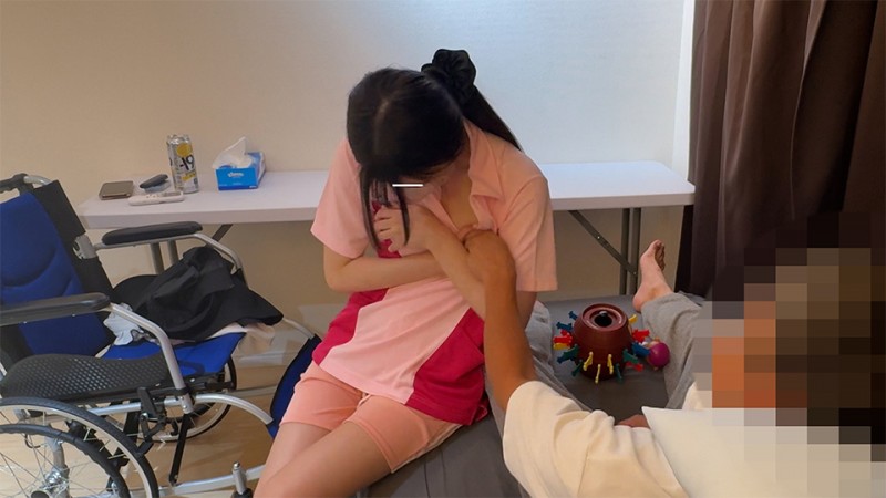 Gcolle 突然のセクハラに硬直する研修初日の介護生 声も出せず言われるがまま添い寝させられ生乳・生尻姿で入浴介助 kuruma09gc.mp4 989231