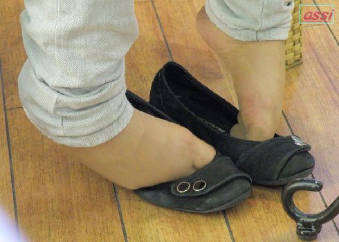 奇跡的に見かける、女性が靴脱ぎしている匂い立つ、夢のような風景ＮＯ.２６ gallery photo 3