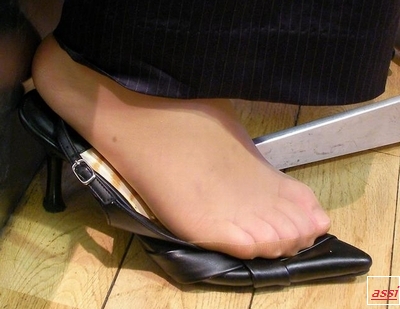 奇跡的に見かける、女性が靴脱ぎしている匂い立つパンストの夢のような風景ＮＯ.２０ gallery photo 1