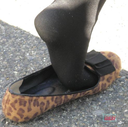奇跡的に見かける、女性が靴脱ぎしている匂い立つ、夢のような風景ＮＯ.２８ gallery photo 3